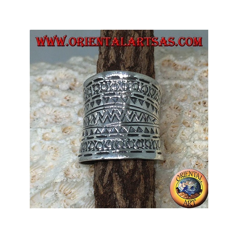 Concave band ring in silver with geometric designs