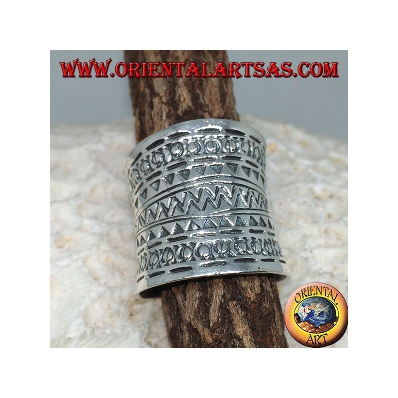 Concave band ring in silver with geometric designs