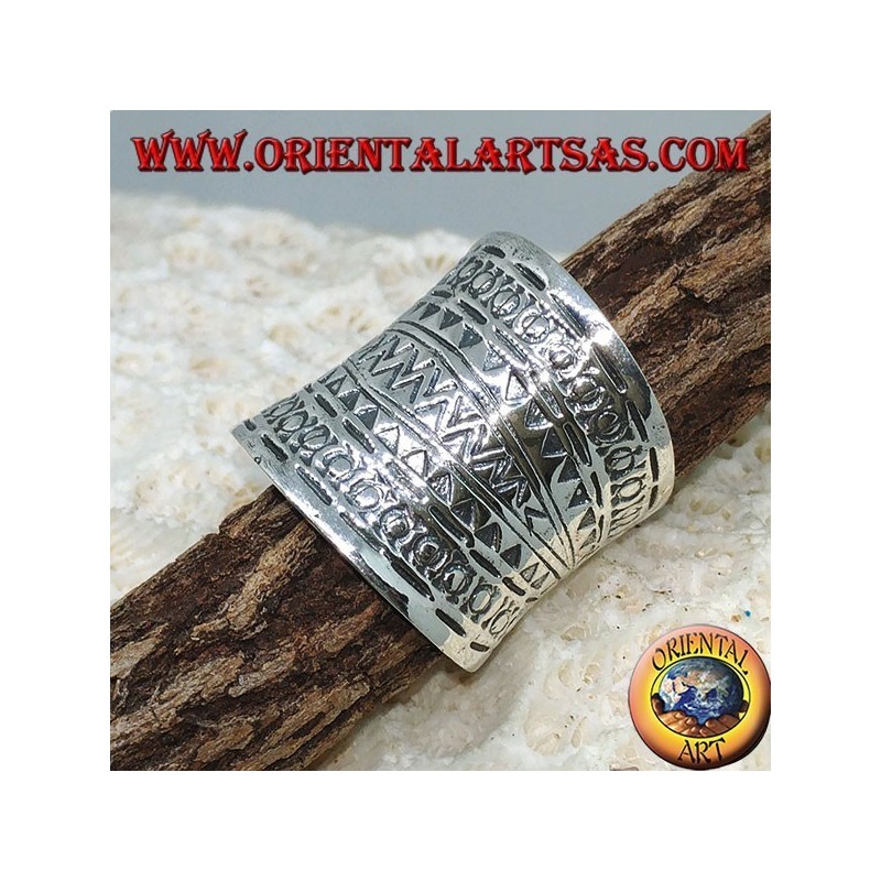 Concave band ring in silver with geometric designs