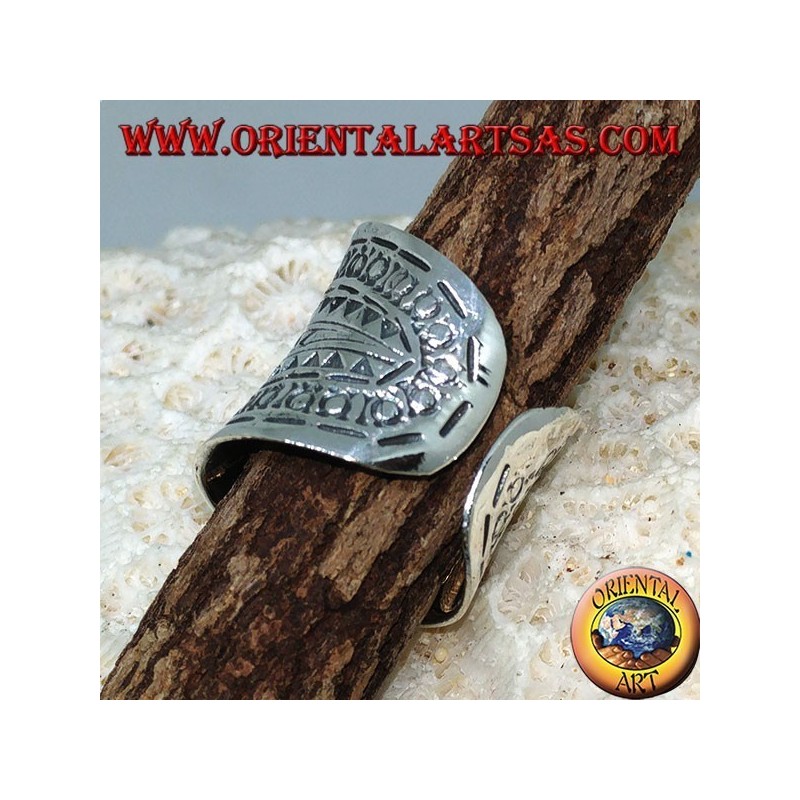 Anillo de banda cóncava en plata con diseños geométricos.