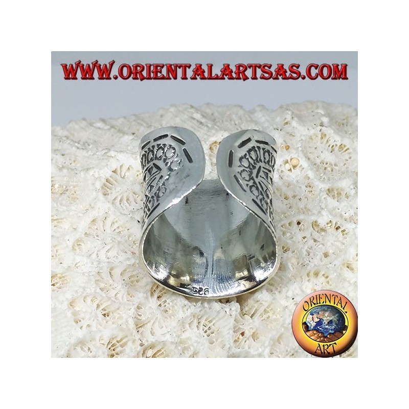 Anello a fascia concava in argento con disegni geometrici