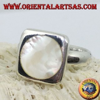 Anillo cuadrado de plata con nácar redondo.