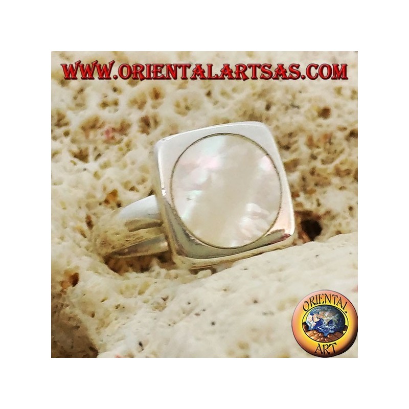 Anillo cuadrado de plata con nácar redondo.