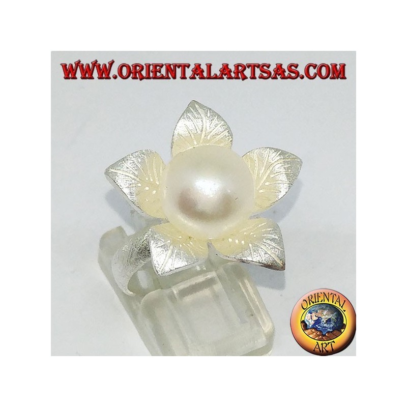 Bague en argent satiné en forme de fleur avec une perle centrale