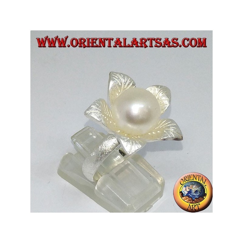 Blumenförmiger Satin-Silberring mit zentraler Perle