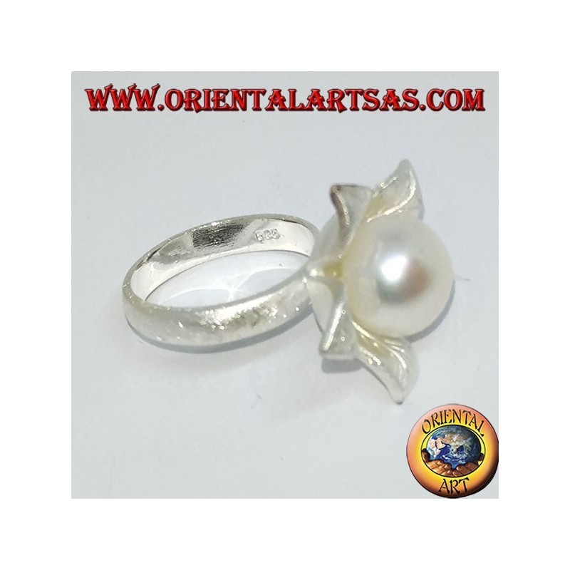 Silver flower-shaped ring with a central pearl