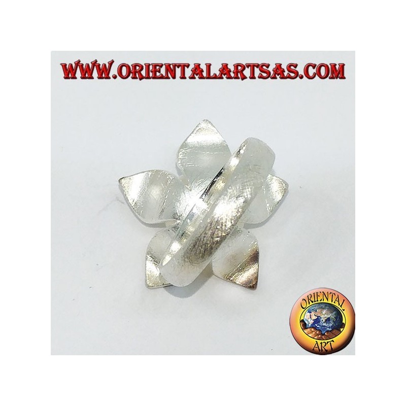 Anillo de plata satinado en forma de flor con una perla central.