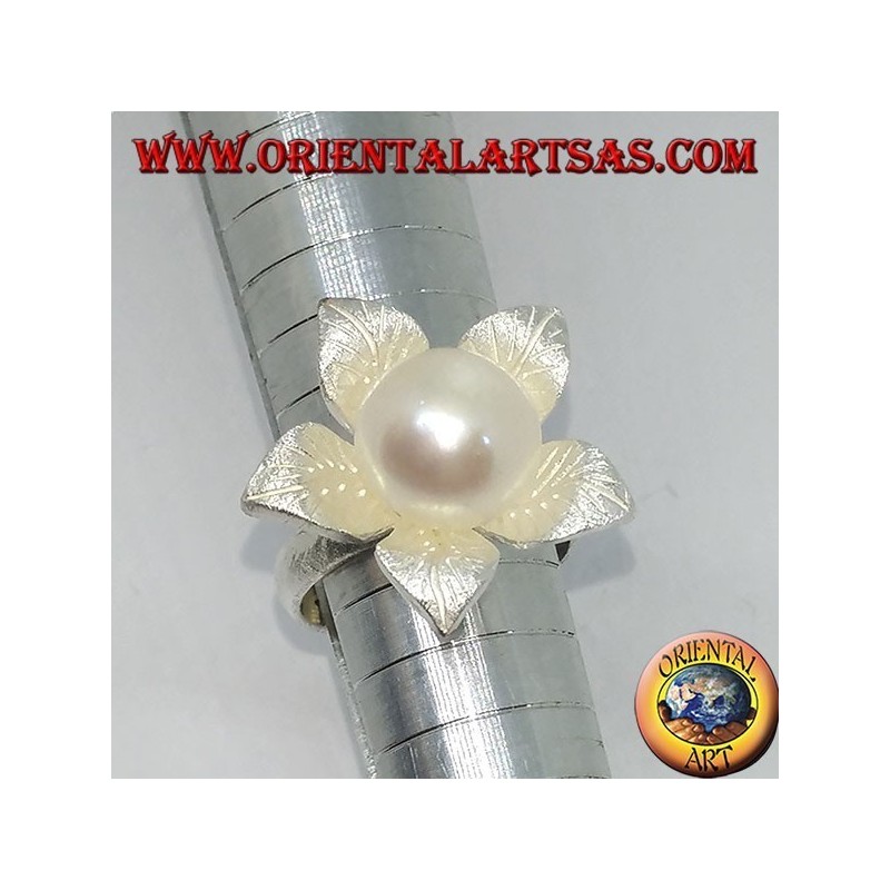 Bague en argent satiné en forme de fleur avec une perle centrale