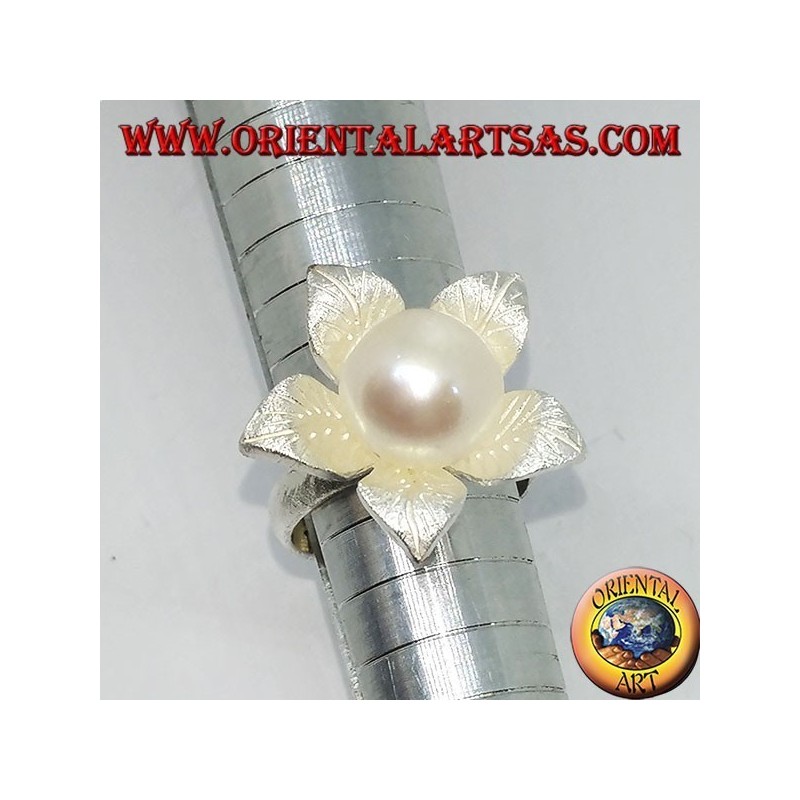 Silver flower-shaped ring with a central pearl
