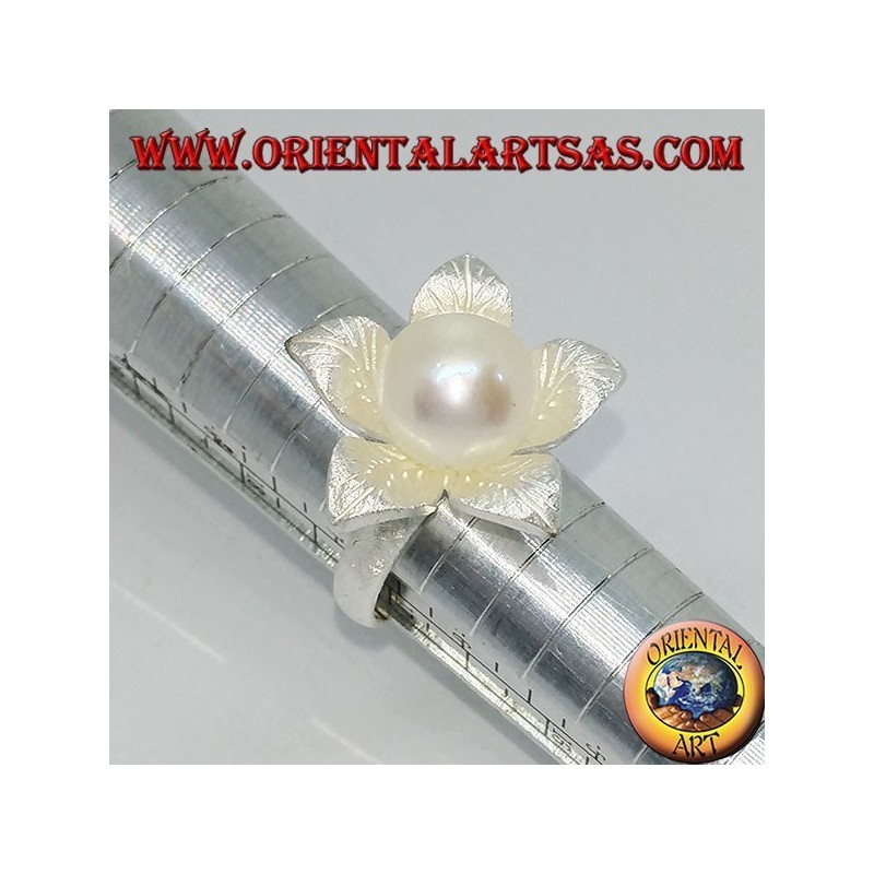 Anello in argento satinato a forma di fiore con un perla centrale