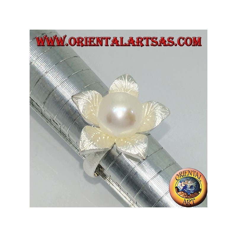 Bague en argent satiné en forme de fleur avec une perle centrale