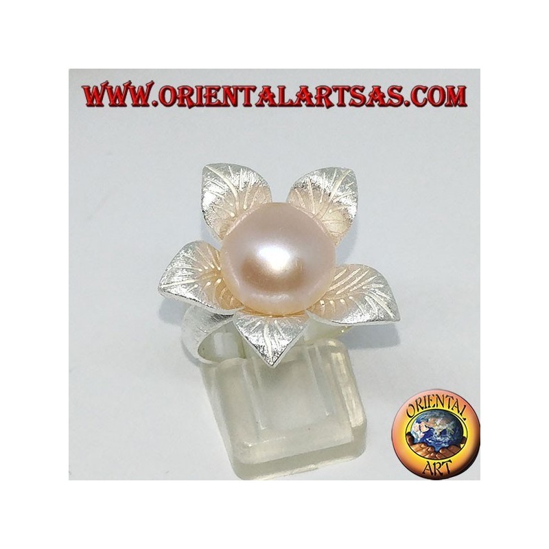 Anillo de plata satinado con forma de flor con una perla rosa central.