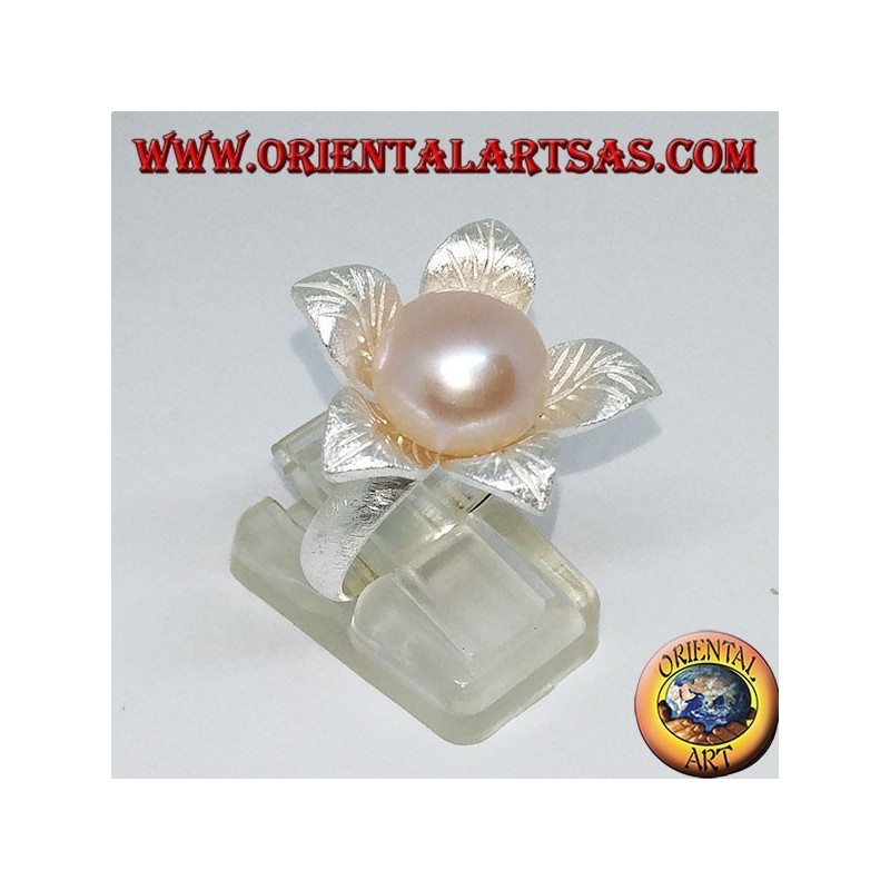 Bague en argent satiné en forme de fleur avec une perle rose centrale