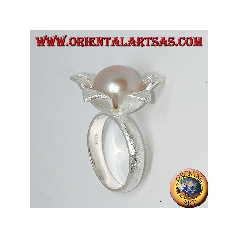 Blumenförmiger Satin-Silberring mit einer zentralen rosa Perle
