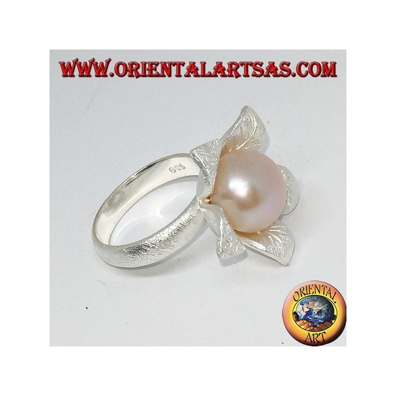 Anello in argento satinato a forma di fiore con un perla rosa centrale