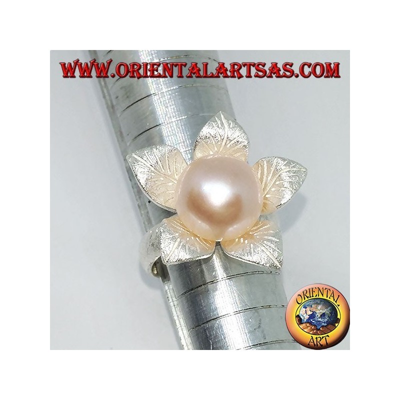 Anello in argento satinato a forma di fiore con un perla rosa centrale