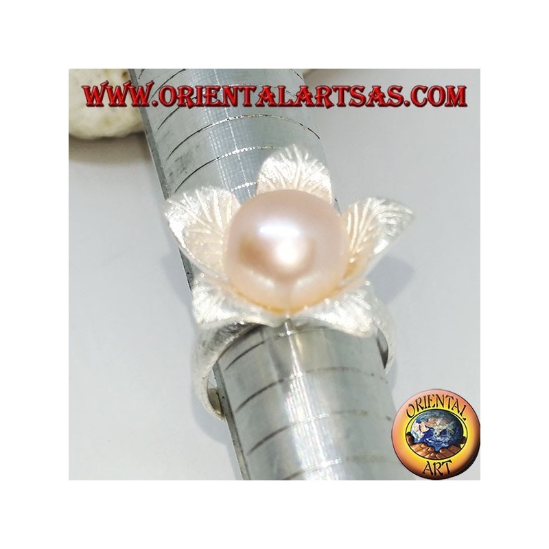 Anillo de plata satinado con forma de flor con una perla rosa central.