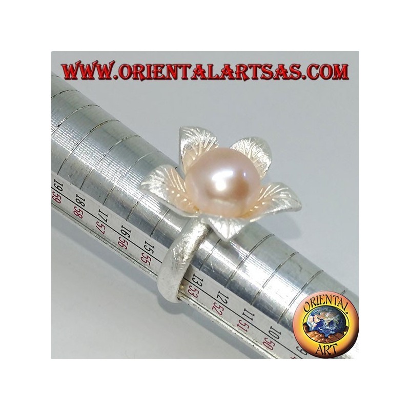 Anillo de plata satinado con forma de flor con una perla rosa central.