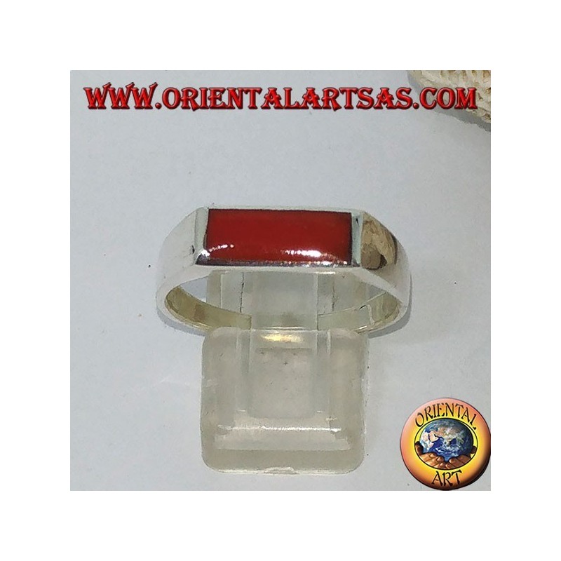 Anillo de plata con cornalina rectangular estrecha.