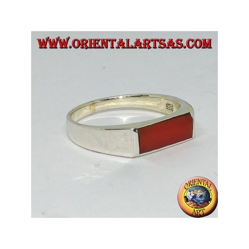 Anillo de plata con cornalina rectangular estrecha.
