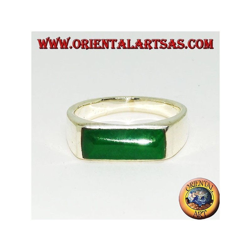 Anillo de plata con ágata verde estrecha y rectangular.