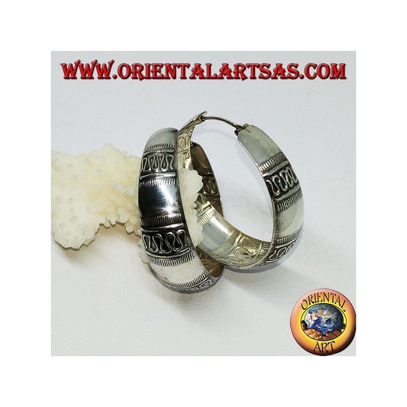 Pendientes de plata con un anillo redondo de borde ancho con decoración de onda transversal