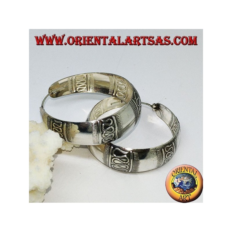 Pendientes de plata con un anillo redondo de borde ancho con decoración de onda transversal