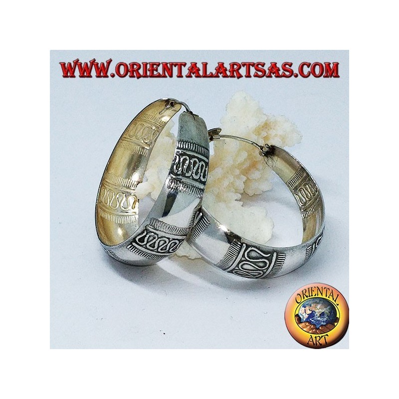 Pendientes de plata con un anillo redondo de borde ancho con decoración de onda transversal