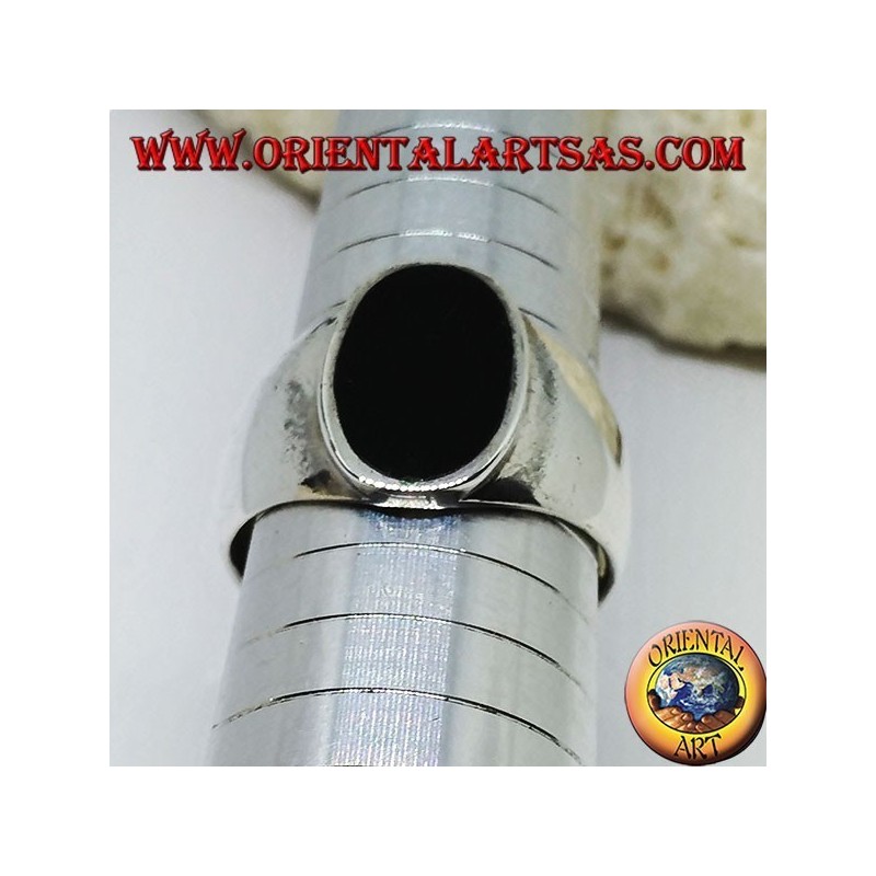 Bague en argent avec onyx ovale plat affleurant le bord