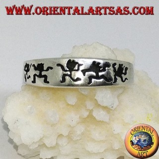 Bague en argent avec des hommes dansants gravés