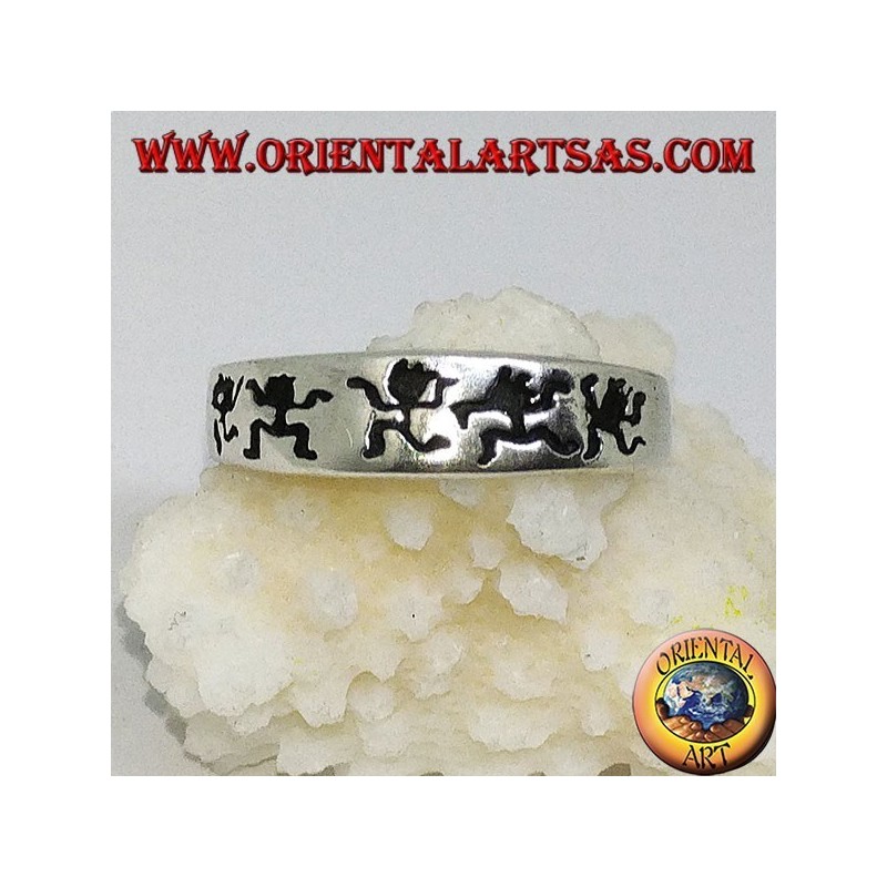 Anello fedina in argento con omini che danzano incisi