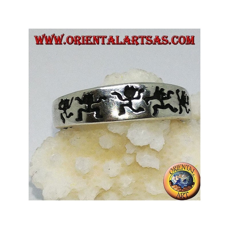 Anillo de la banda de plata con hombres bailando grabados