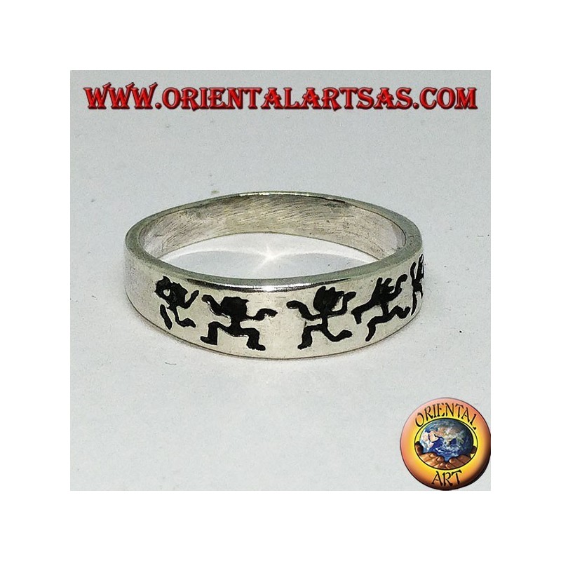 Anillo de la banda de plata con hombres bailando grabados
