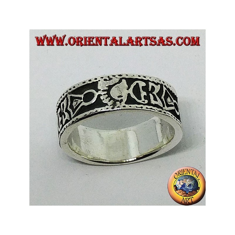 Bague en argent avec motifs maoris en bas-relief