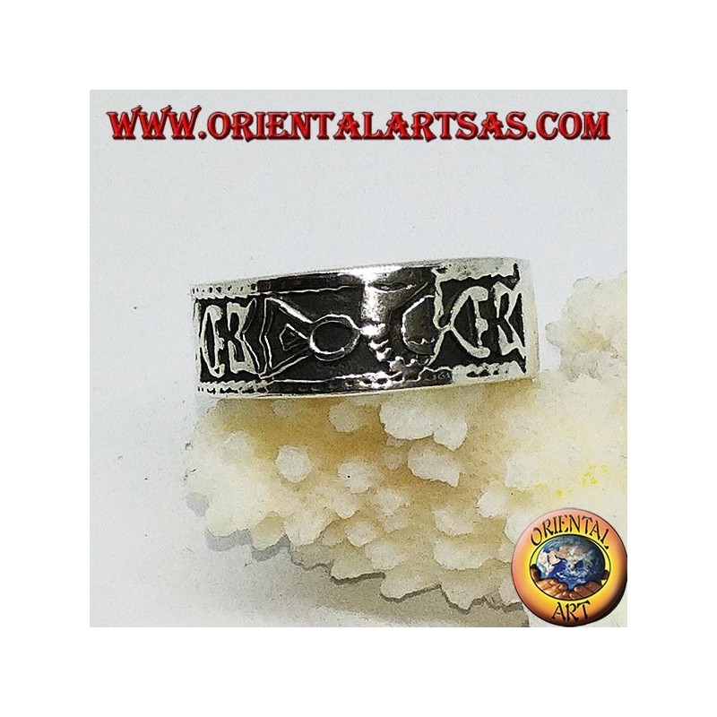 Bague en argent avec motifs maoris en bas-relief