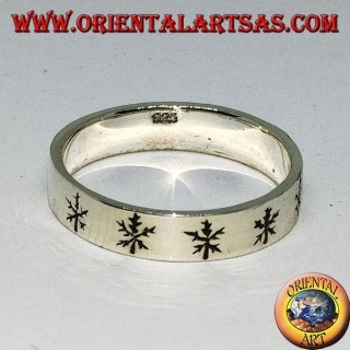 Flat silver ring with engraved leaves