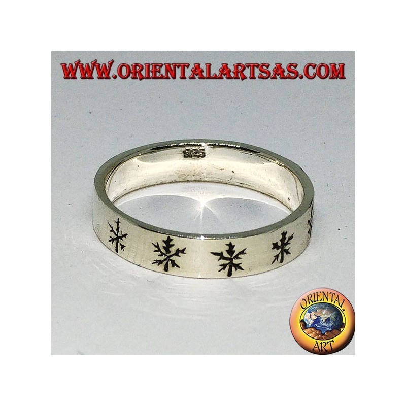 Anillo plano de plata con hojas grabadas.