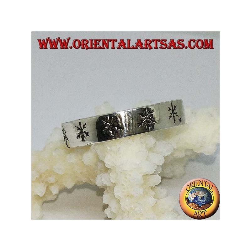 Anello fedina piatta in argento con foglie incise