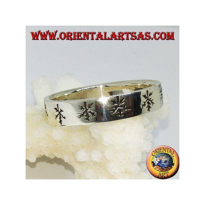 Bague plate en argent avec feuilles gravées