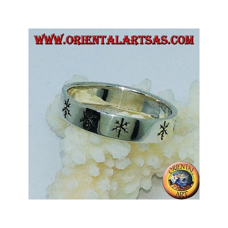 Bague plate en argent avec feuilles gravées