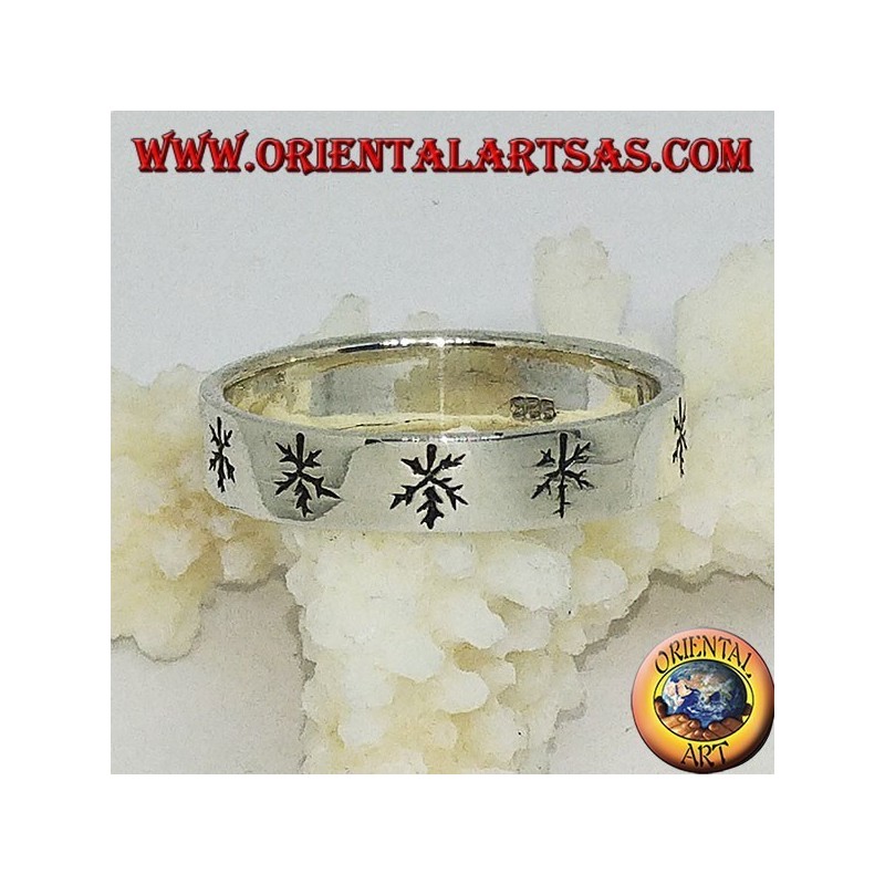 Flat silver ring with engraved leaves