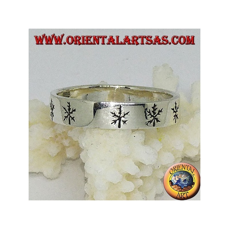 Flat silver ring with engraved leaves