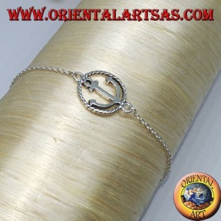 Pulsera de plata suave con un ancla azul marino en el centro.