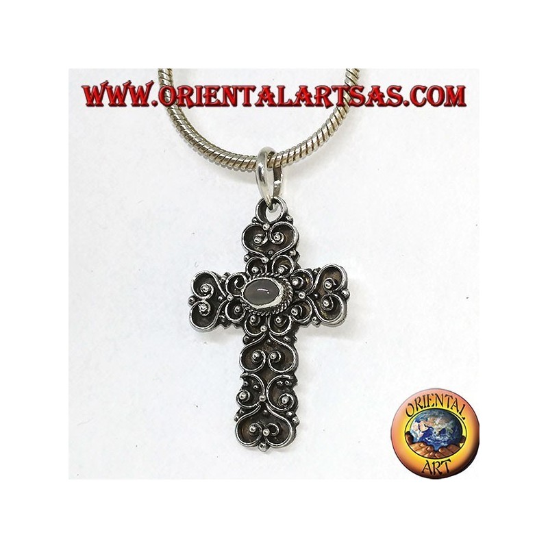 Cruz de plata con piedra de luna (adularia) y decoraciones barrocas.