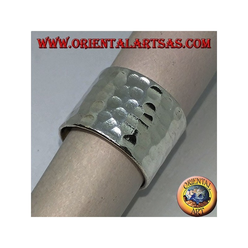 Anillo de banda ancha en plata, martillado 16 mm. hecho a mano