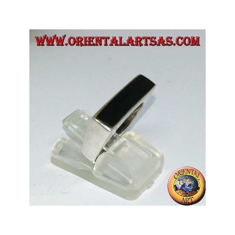 Anillo de plata con ónix rectangular estrecho.