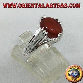 Anello in argento con corniola ovale agraffetata su quattro punte
