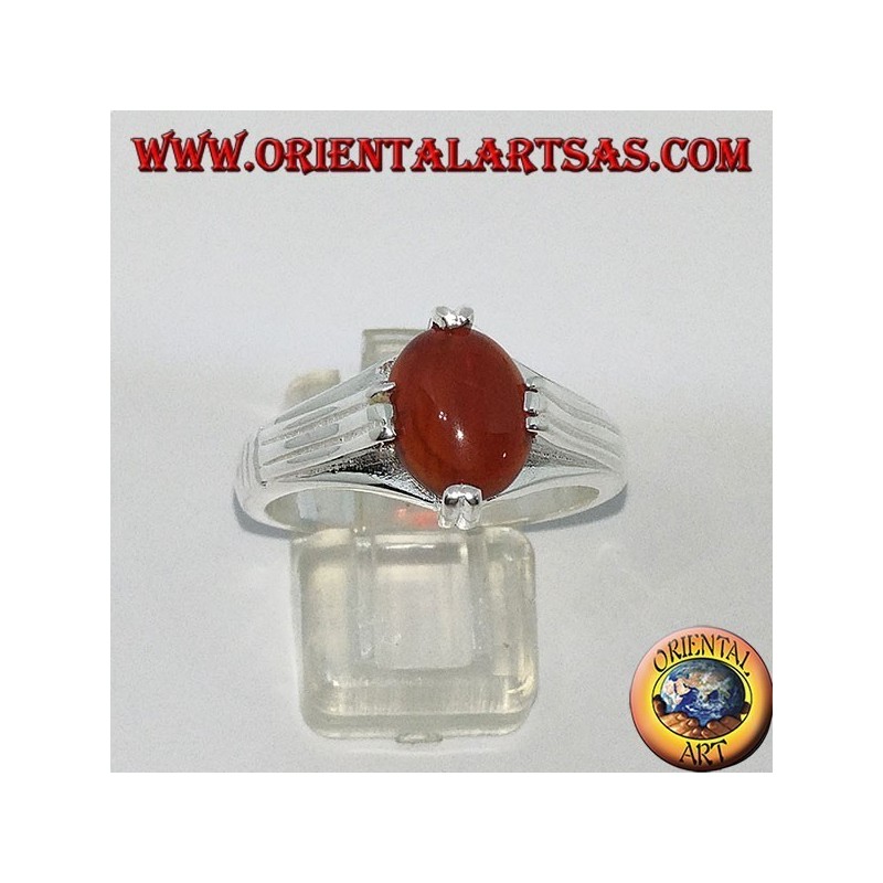 Anello in argento con corniola ovale agraffetata su quattro punte