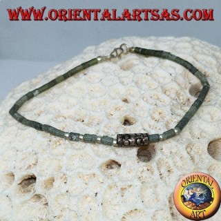 Bracciali con tubetti di giada grezza e palline d'argento infilate