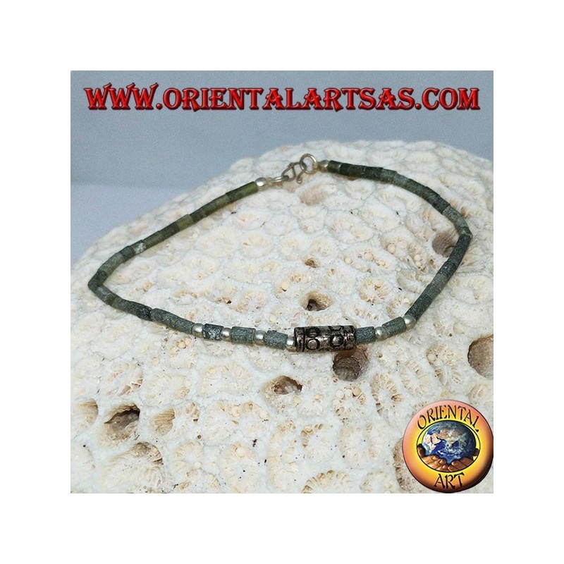 Bracciali con tubetti di giada grezza e palline d'argento infilate